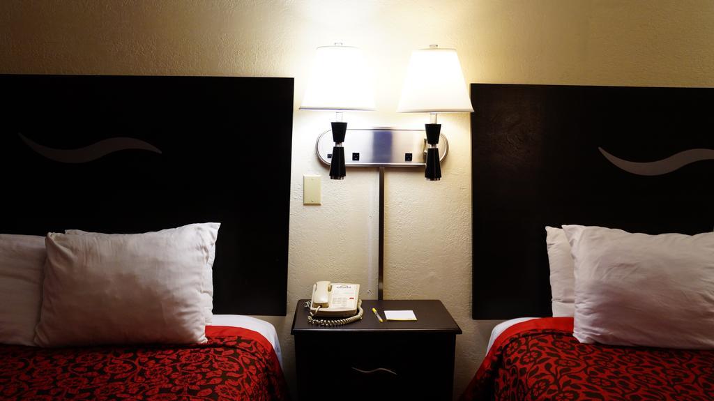 Days Inn Kansas City-Worlds Of Fun Room photo