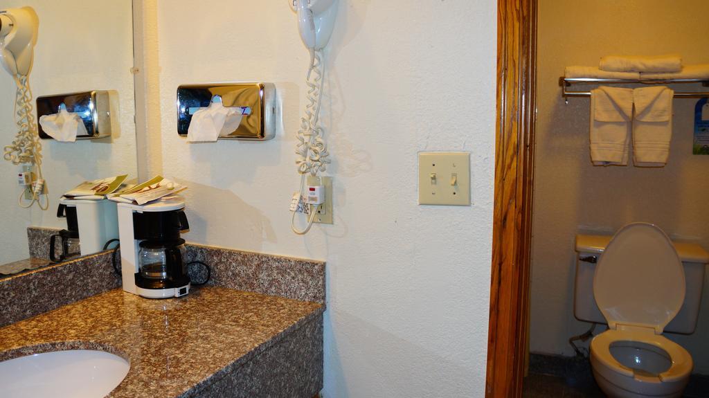 Days Inn Kansas City-Worlds Of Fun Room photo