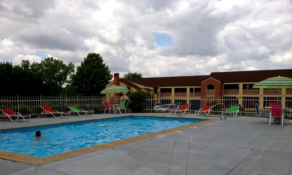 Days Inn Kansas City-Worlds Of Fun Exterior photo